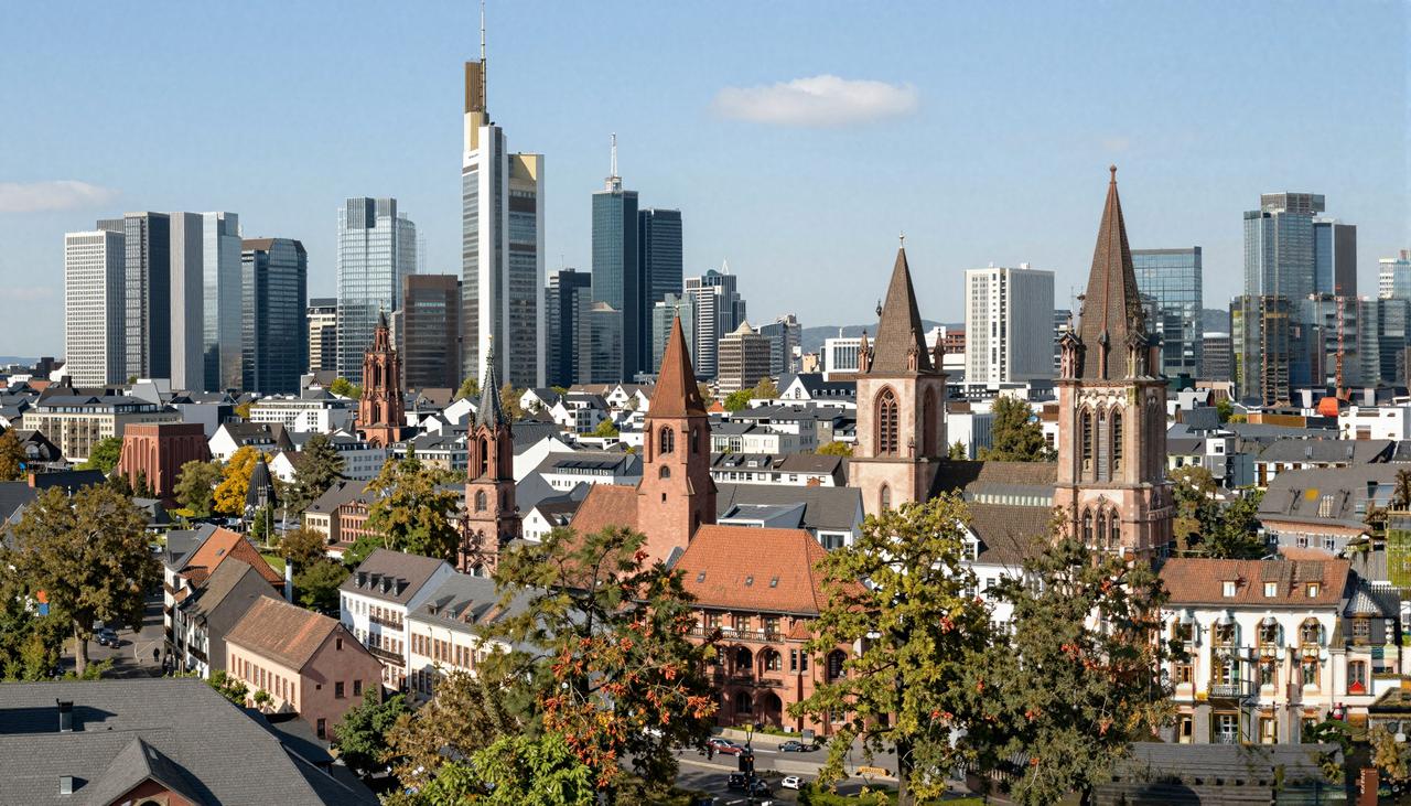 4-Day Independent Travel Guide to Frankfurt, Germany: From the Financial District to the Old Town – A Authentic Experience Handbook