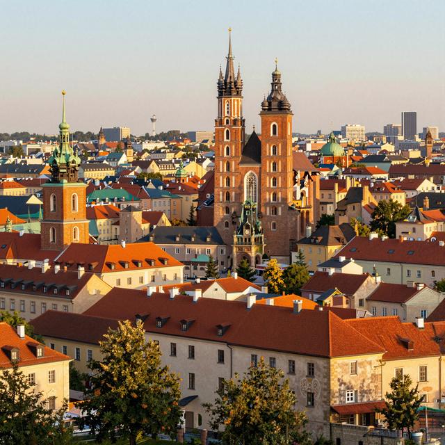 Terjemahkan deskripsi wisata berikut ke dalam Bahasa Indonesia, dengan tetap mempertahankan gaya penulisan khas editorial pariwisata:

Panduan Belanja 4 Hari di Polandia: Daftar Wajib Beli di Warsawa + Krakow