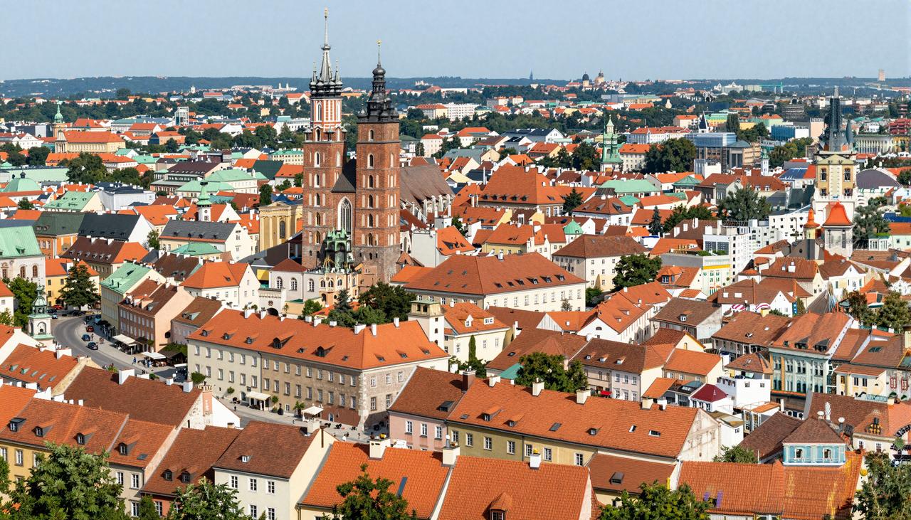 Terjemahkan deskripsi wisata berikut ke dalam Bahasa Indonesia, dengan tetap mempertahankan gaya penulisan khas editor pariwisata:

Panduan Wisata Kuliner 3 Hari di Polandia: Warsawa + Krakow + Wroclaw